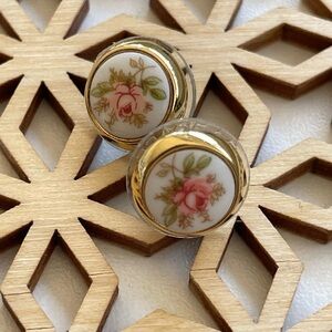 Sweet vintage-looking earrings